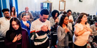 „Jede Woche Pfingsten“ – Wie eine Berliner Gemeinde Vielfalt als Geschenk erlebt Ein multikultureller Gottesdienst