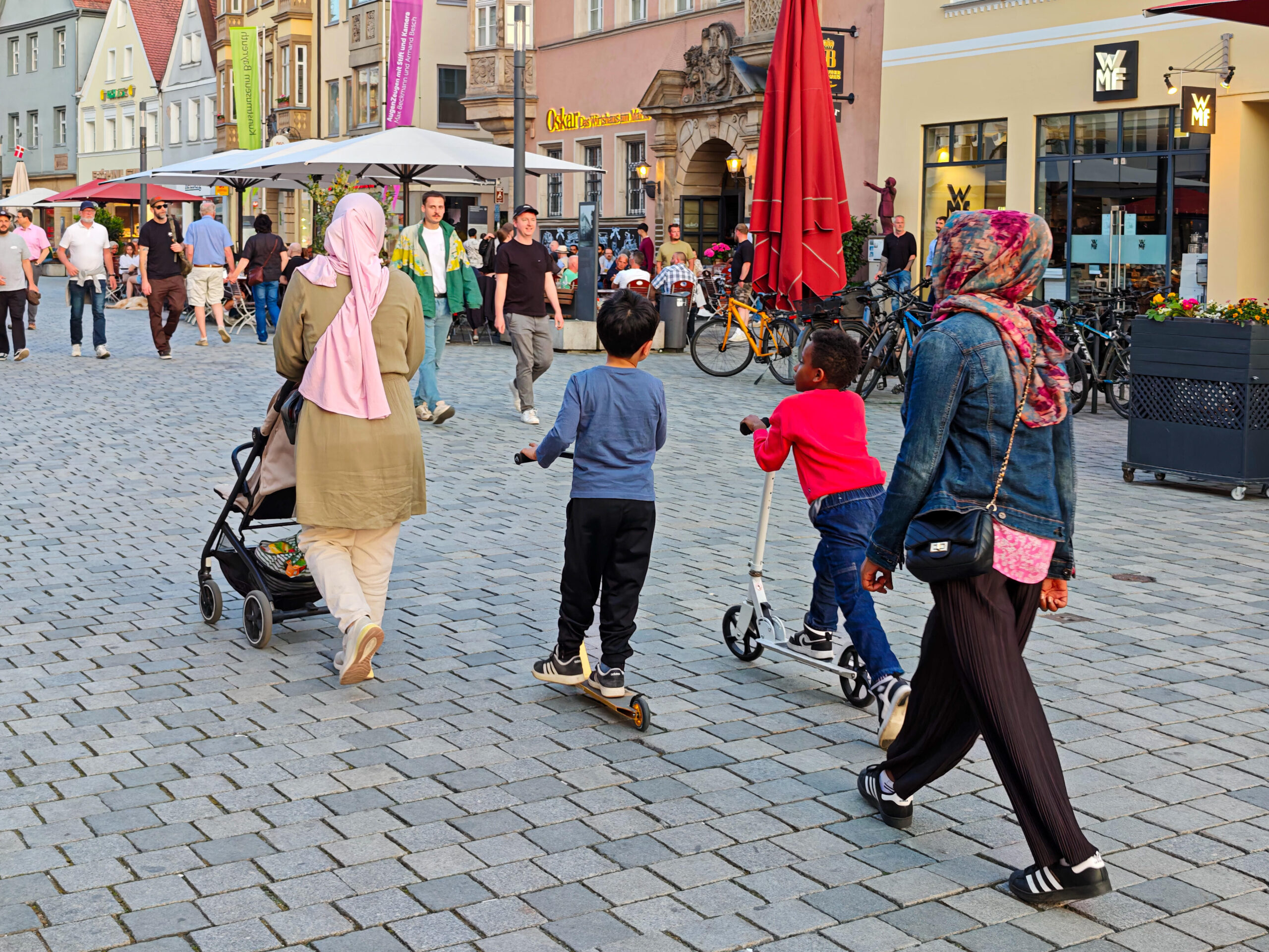 Frauen mit Kopftüchern spazieren durch Bayreuth, Deutschland.