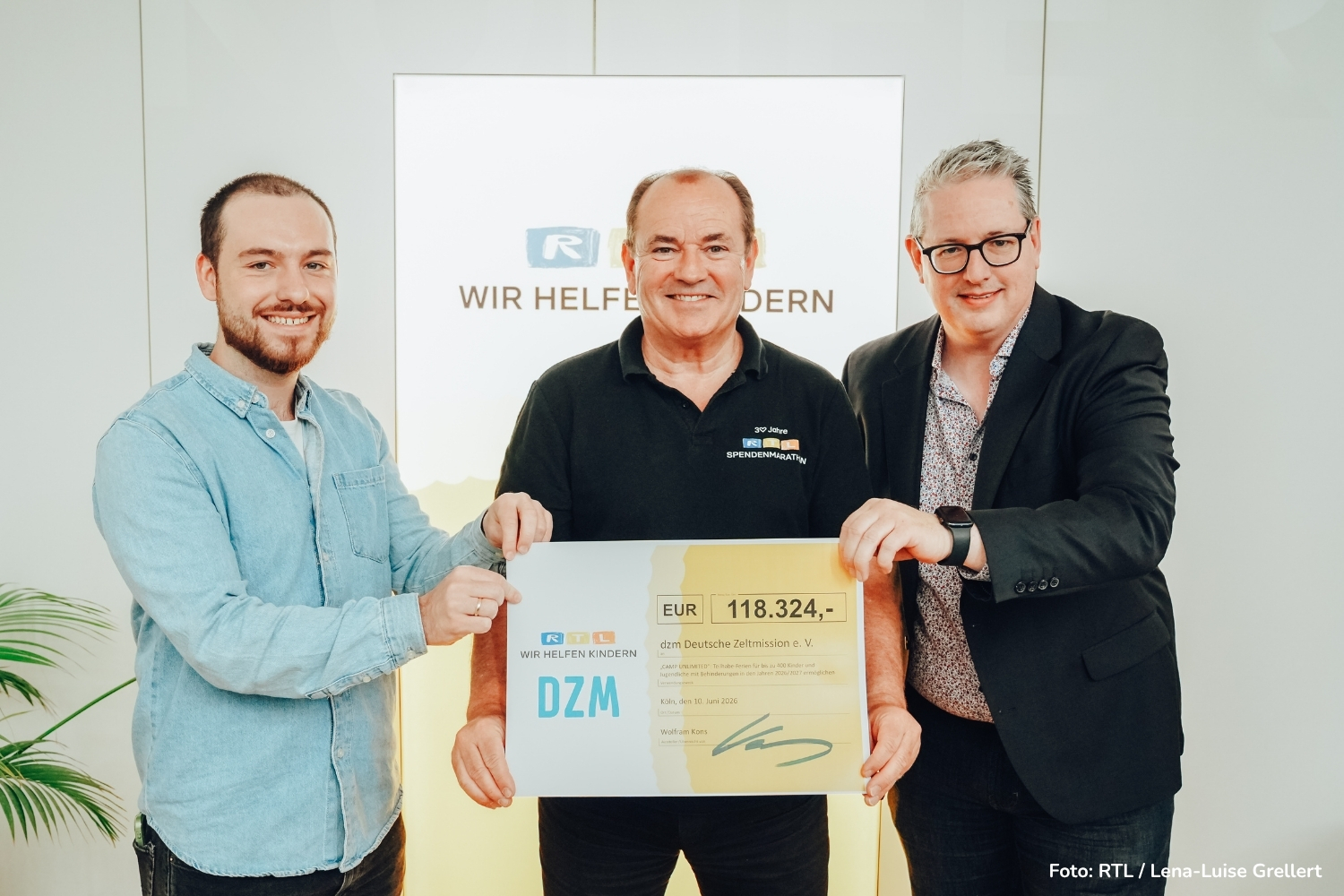 Scheckübergabe von RTL an die Zeltmission