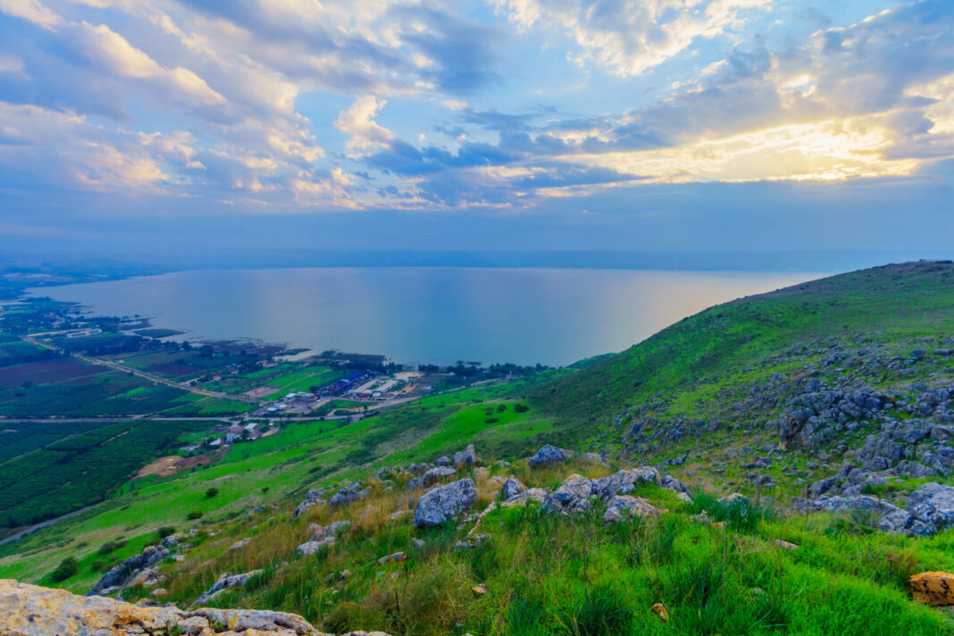 Blick vom Mt. Arbel auf den See Genezareth