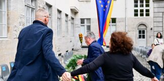 Zoff bei Gedenken: Ärger um AfD-Kranz Tobias Korenke, Großneffe von Dietrich und Klaus Bonhoeffer und Enkel von Rüdiger Schleicher, entfernt während einer Gedenkveranstaltung der Bundesregierung im Ehrenhof des Bendlerblocks anlässlich des Nationalen Gedenktags an den Widerstand gegen die nationalsozialistische Gewaltherrschaft den Kranz der AfD. Der Tag erinnert an das missglückte Attentat auf Adolf Hitler am 20. Juli 1944.