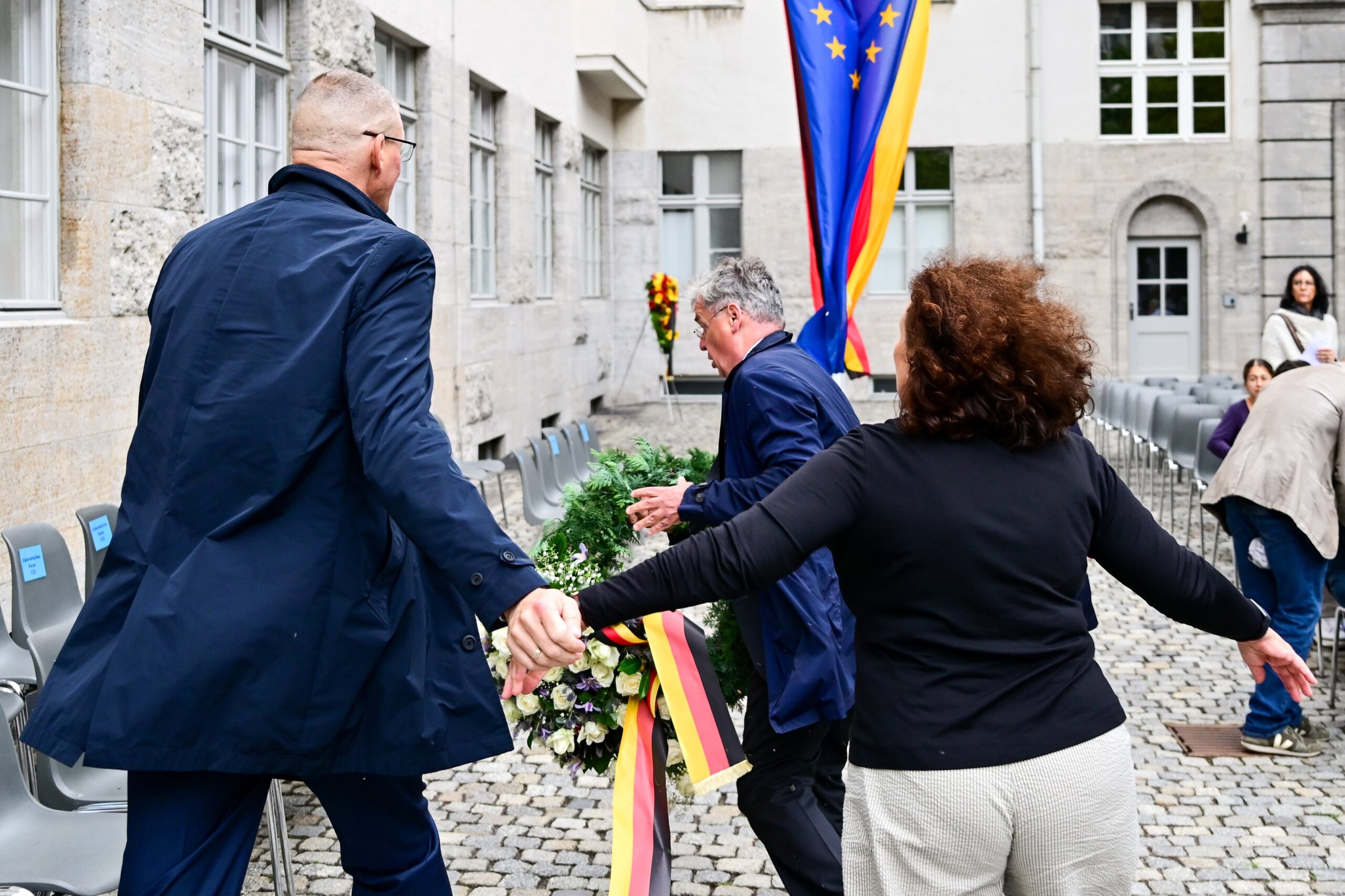 Tobias Korenke, Großneffe von Dietrich und Klaus Bonhoeffer und Enkel von Rüdiger Schleicher, entfernt während einer Gedenkveranstaltung der Bundesregierung im Ehrenhof des Bendlerblocks anlässlich des Nationalen Gedenktags an den Widerstand gegen die nationalsozialistische Gewaltherrschaft den Kranz der AfD. Der Tag erinnert an das missglückte Attentat auf Adolf Hitler am 20. Juli 1944.