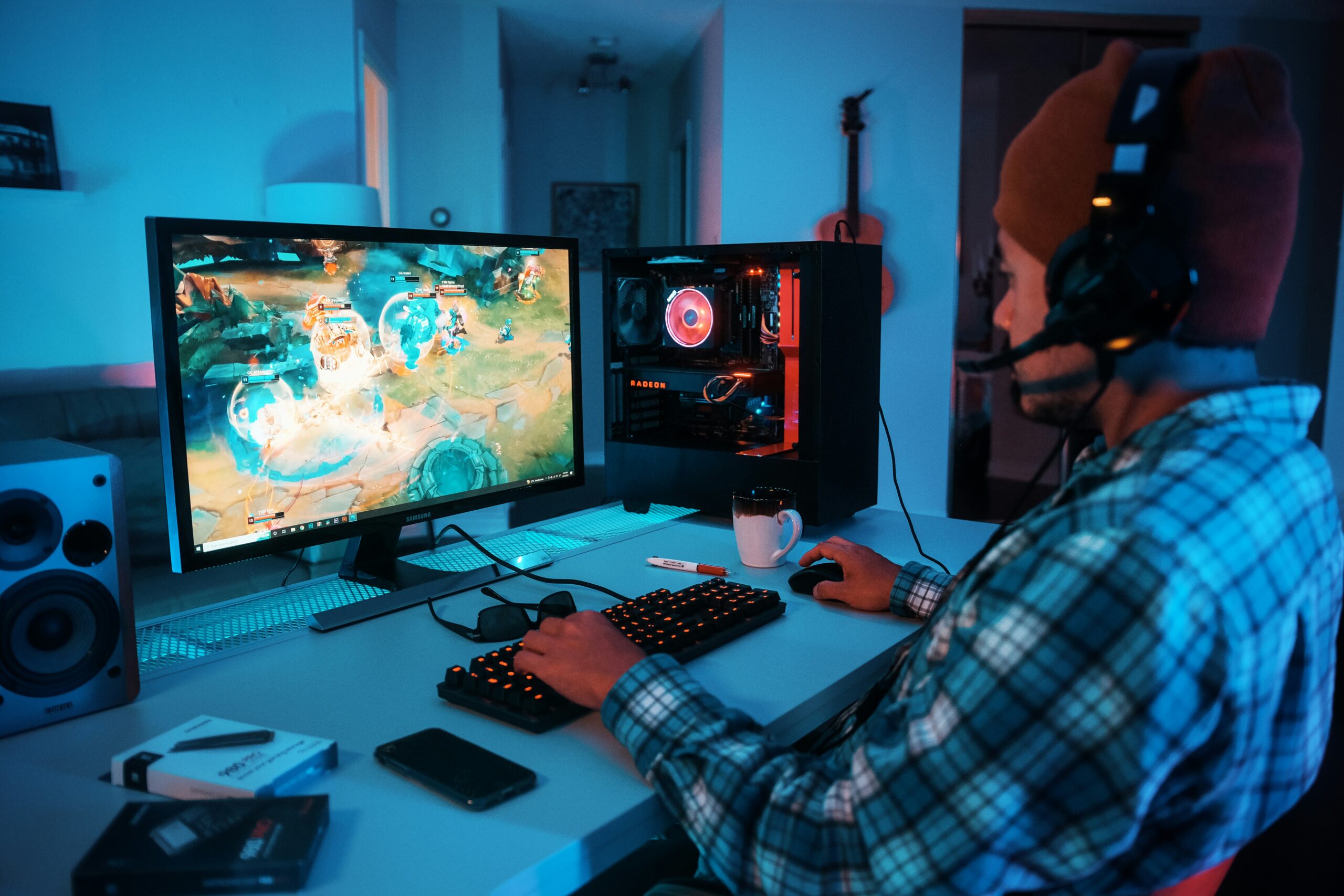 Ein junger Mann spielt etwas auf seinem Gaming PC.