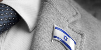 Versuchter Mord: Israel-Pin war Auslöser Ein israel-Pin auf einem grauen Jackett