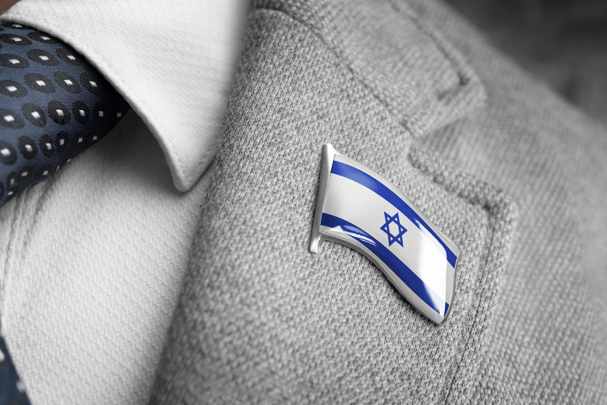 Ein israel-Pin auf einem grauen Jackett
