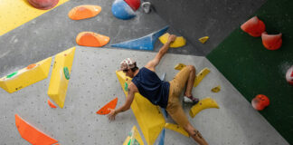 „Rock Inn“ – aus Kirche wird Kletterhalle Junger Mann beim Bouldern in Kletterhalle