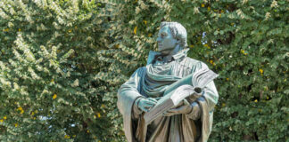 Berlin: Lutherdenkmal soll neu gestaltet werden Lutherstatue in Berlin-Mitte