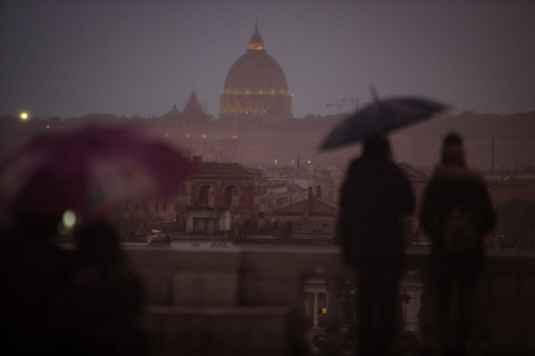 Der Petersdom in Rom im Regen