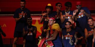 WM-Triumph: Torschütze Ferran Torres dankt Gott Spanien WM-Sieg Feier Madrid