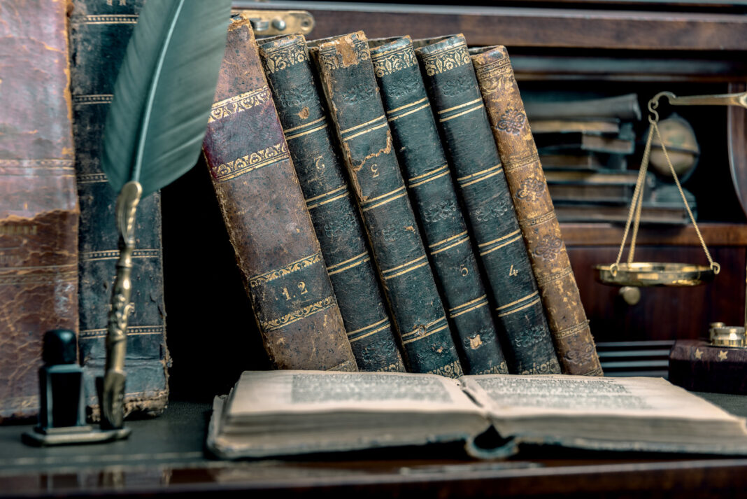 Uralte Bücher in einem Archiv