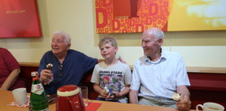 Generationen verbinden: „Coole Alte“ und mutige Kids "Apolympische Spiele" Treffen von Jung und Alt