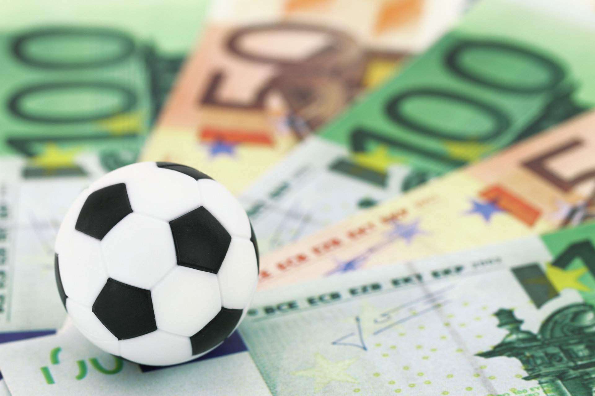 Ein Fußball auf Geldscheinen
