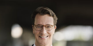 NRW-Ministerpräsident Hendrik Wüst betet mit seinen Töchtern NRW-Ministerpräsident Hendrik Wüst