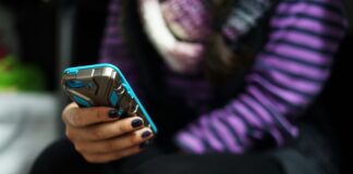 Mehrheit der Jugendlichen für Social-Media-Verbot Eine Jugendliche schaut auf ihr Handy.