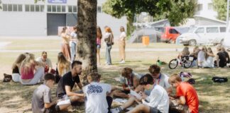 „Wisdom’s Call“: Über 3300 Besucher bei TeenStreet Kleingruppen: Jeden Morgen trafen sich die Teenager in Kleingruppen, um das Tagesthema zu vertiefen, sich auszutauschen und in der Bibel zu lesen