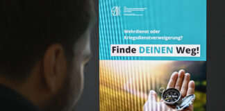 Steigende Nachfrage: Kirche berät in Kriegsdienstfragen Ein Mann blickt in eine Friedensbroschüre der Kirche