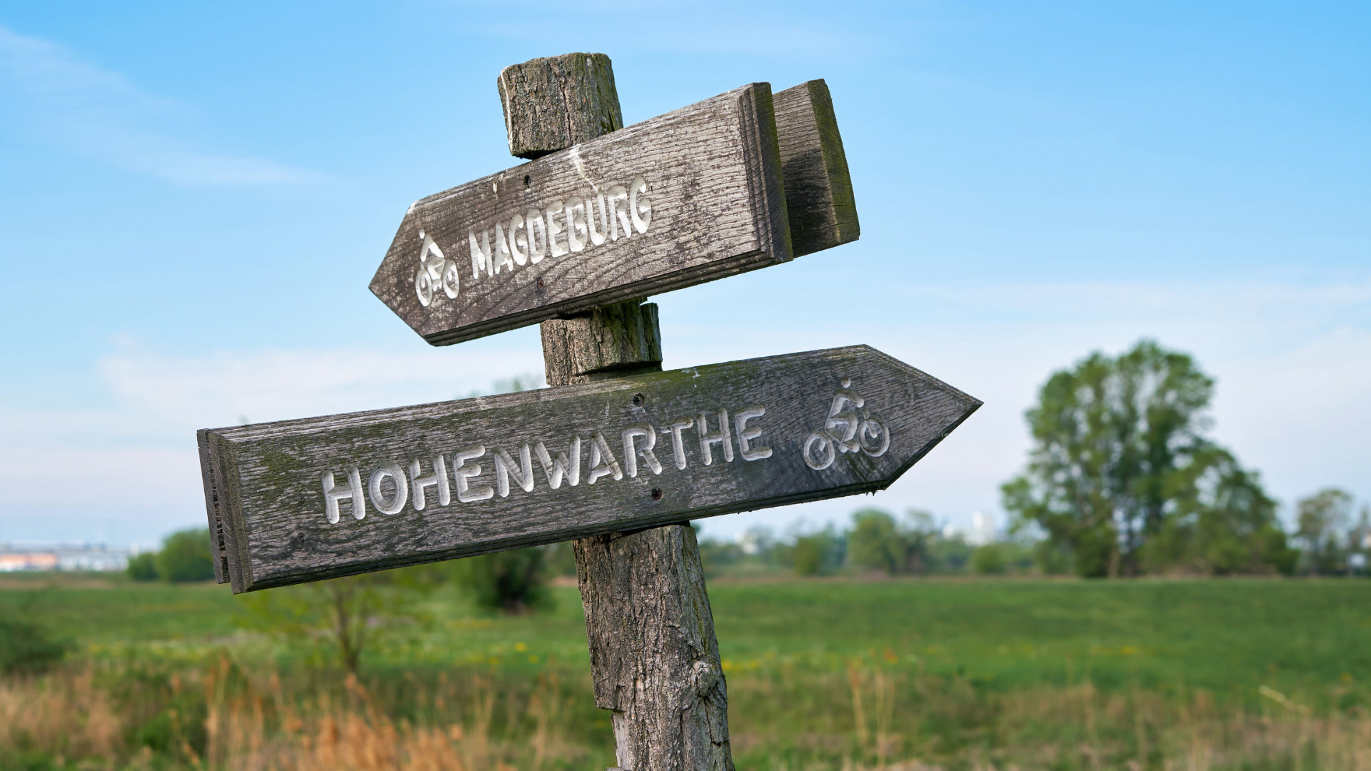 Wegweiser Radwege nach Magdeburg und Hohenwarthe