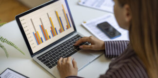 Jetzt bewerben: Marketing-Stelle in Teilzeit Eine Frau analysiert Diagramme auf einem Laptop