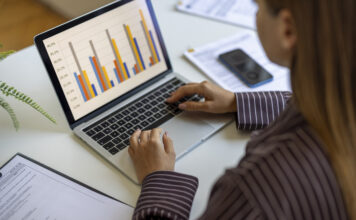 Jetzt bewerben: Marketing-Stelle in Teilzeit Eine Frau analysiert Diagramme auf einem Laptop