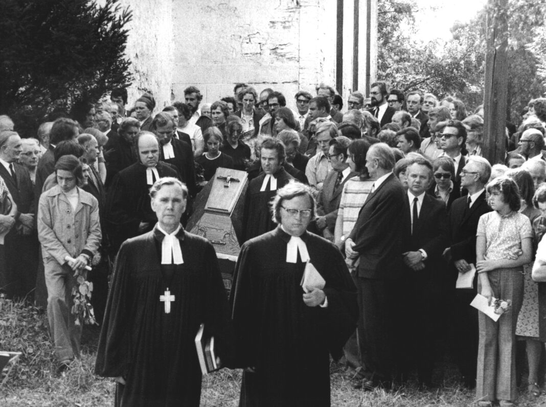DDR-Pfarrer Oskar Brüsewitz wird am 26. August 1976 in seiner Heimatgemeinde Drosdorf/Rippicha in Sachsen beigesetzt.
