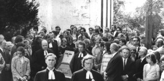 Pfarrer, Fackel und Fanal: Oskar Brüsewitz DDR-Pfarrer Oskar Brüsewitz wird am 26. August 1976 in seiner Heimatgemeinde Drosdorf/Rippicha in Sachsen beigesetzt.