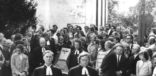 DDR-Pfarrer Oskar Brüsewitz wird am 26. August 1976 in seiner Heimatgemeinde Drosdorf/Rippicha in Sachsen beigesetzt.