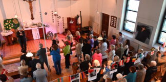 Schlagergottesdienst in Graz – ein Erlebnisbericht Eine volle bunt geschmückte Kirche voller Schlager-Fans