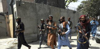 Margot Käßmann: Menschen in Afghanistan tun mir „unendlich leid“ Bewaffenete Taliban-Kämpfer gehen durch die Straßen.