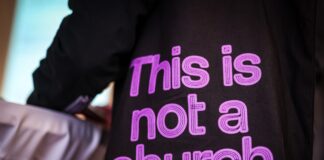 Von der Kirche zum Schwimmbad – so werden leerstehende Kirchen genutzt Ein Besucher der Kunstschau «Manifesta 16 Ruhr» trägt eine Tasche mit der Aufschrift „This is not a church“, der Leitidee der Veranstaltung.