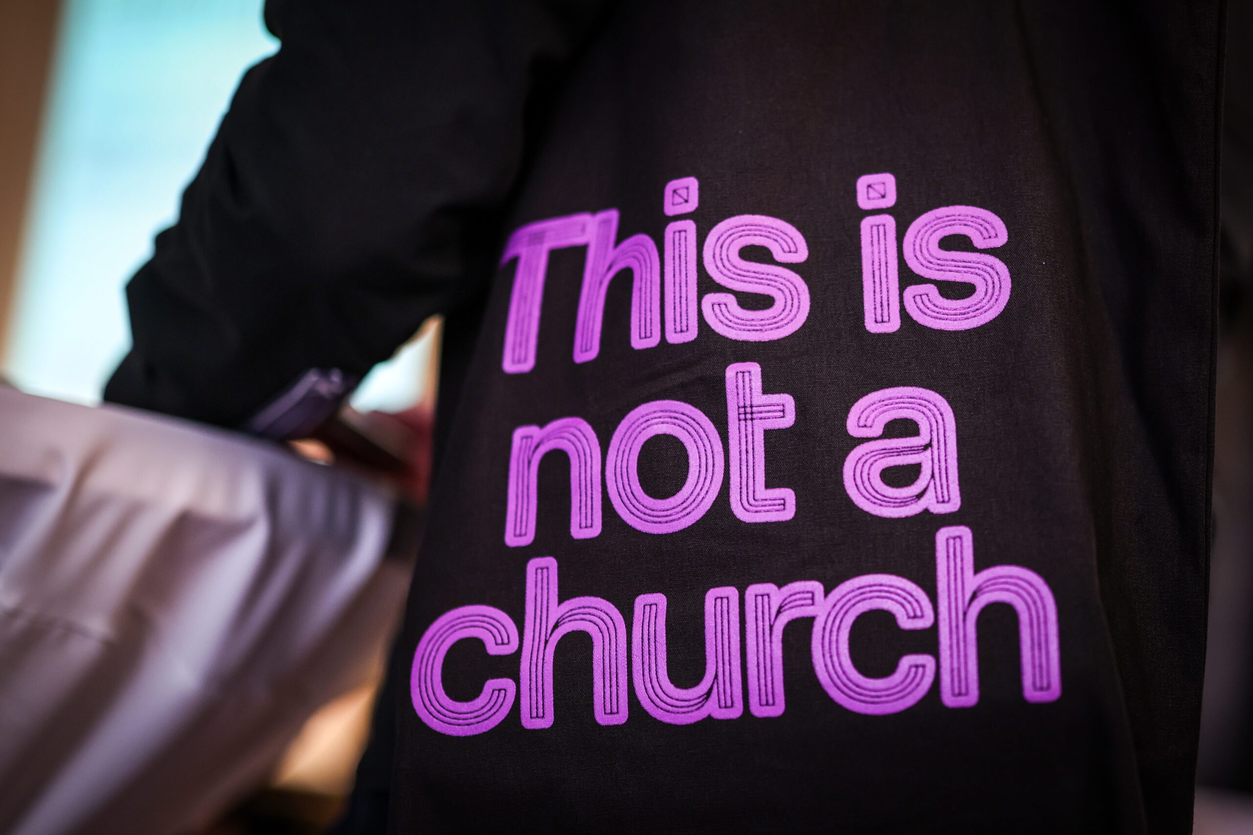 Ein Besucher der Kunstschau «Manifesta 16 Ruhr» trägt eine Tasche mit der Aufschrift „This is not a church“, der Leitidee der Veranstaltung.