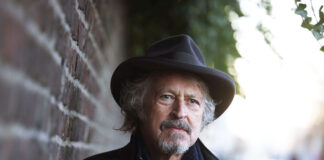 Wolfgang Niedecken: „Eine gute Portion Gottvertrauen ist sehr ratsam“ Wolfgang Niedecken, Musiker und Sänger, steht am Straßenrand. Niedecken veröffentlicht ein Soloalbum zu Bob Dylan. Er widmet dem Singer-Songwriter und Nobelpreisträger ein sehr spezielles Album.
