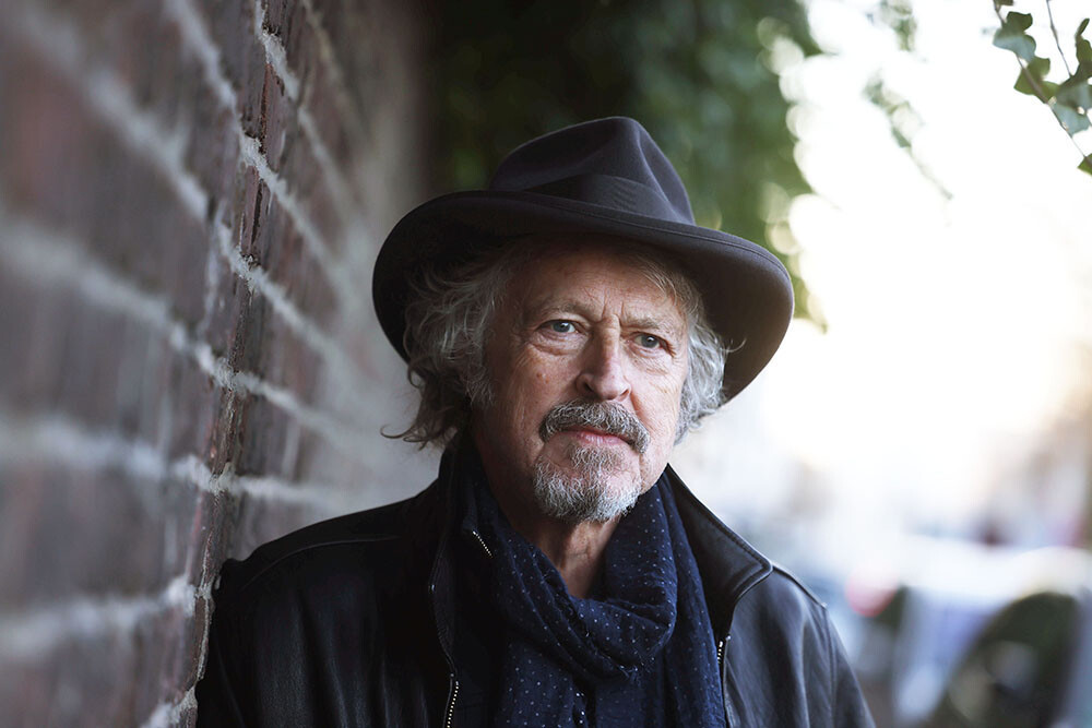 Wolfgang Niedecken, Musiker und Sänger, steht am Straßenrand. Niedecken veröffentlicht ein Soloalbum zu Bob Dylan. Er widmet dem Singer-Songwriter und Nobelpreisträger ein sehr spezielles Album.