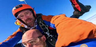 Pfarrer segnet beim Fallschirmsprung