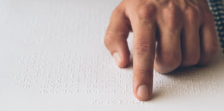 Blindenschrift: Vom Unfall zum Weltkulturerbe Person liest Buch mit Blindenschrift