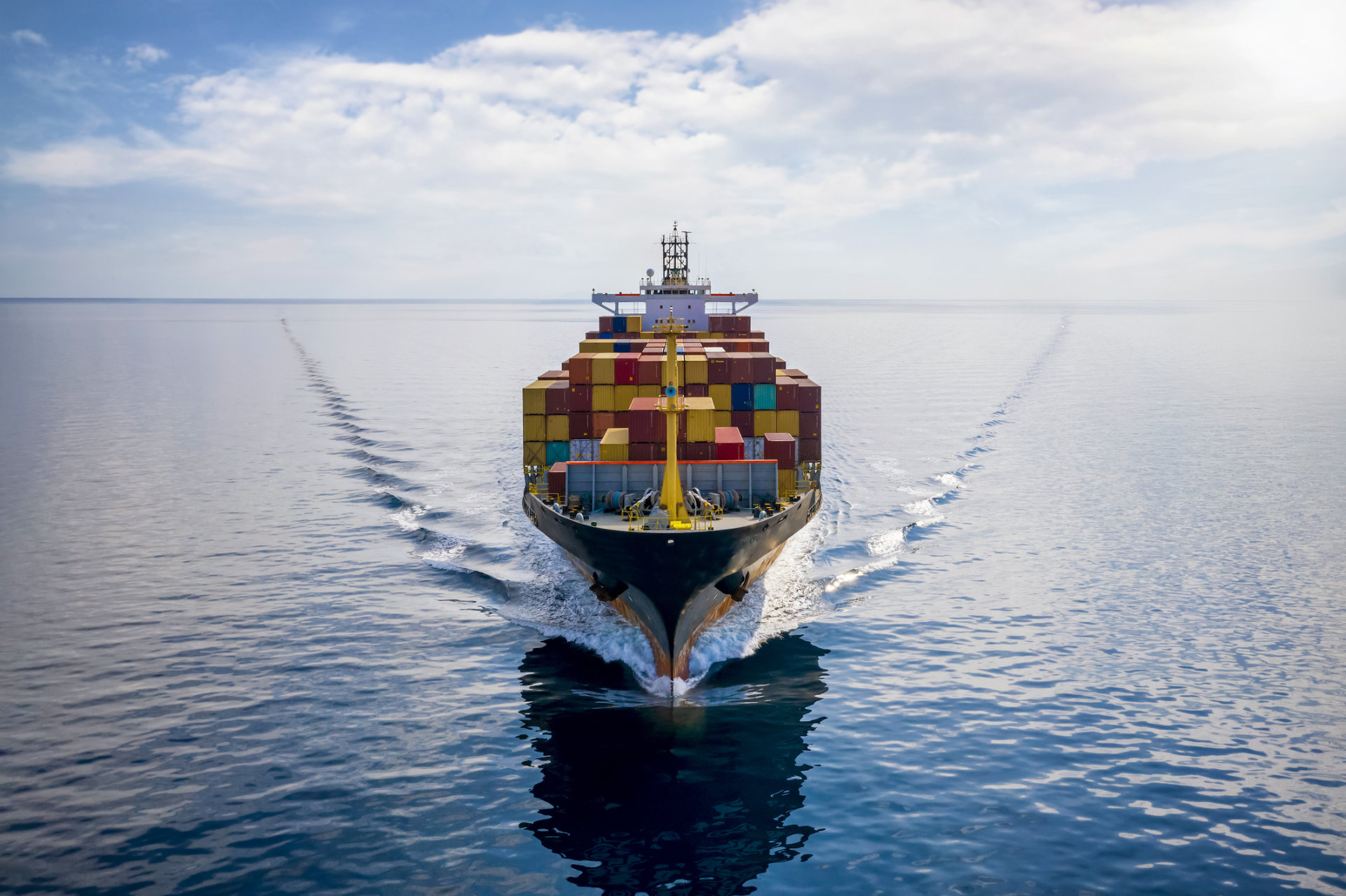 Luftbild eines Containerschiffs