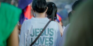 Missionieren mit allen fünf Sinnen Eine Frau mit einem "Jesus loves you" Tshirt