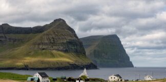 Bibel für die nächste Generation: Färöer erhalten neues Neues Testament Die Kirche im Dorf Viðareiði auf den Färöer-Inseln