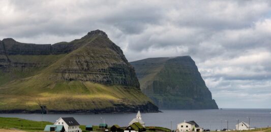 Die Kirche im Dorf Viðareiði auf den Färöer-Inseln