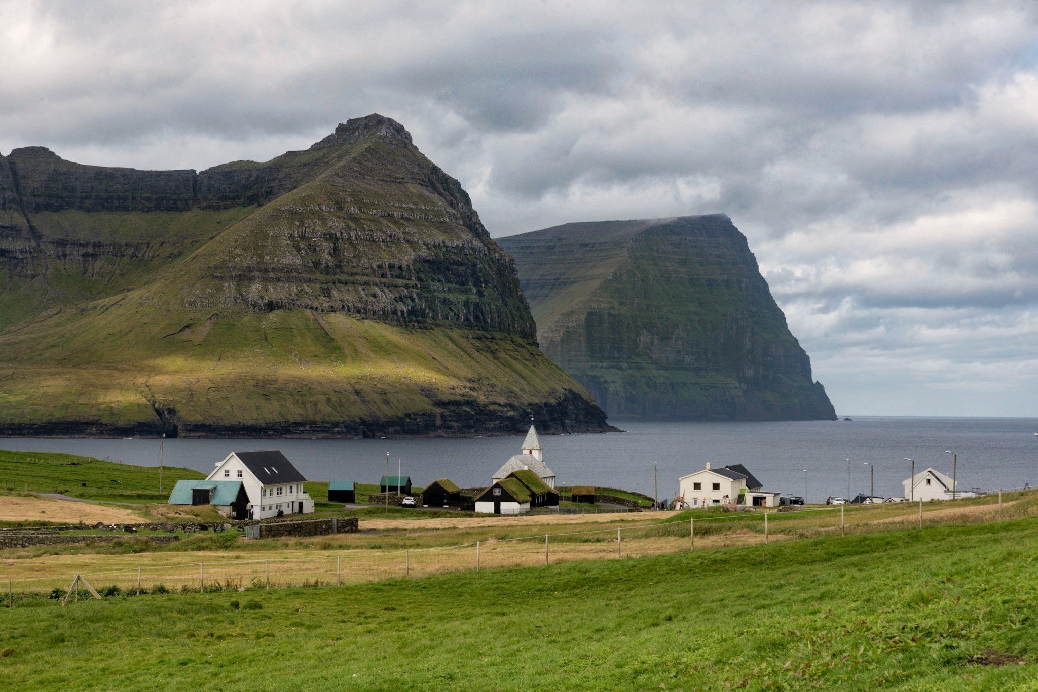 Die Kirche im Dorf Viðareiði auf den Färöer-Inseln
