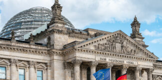 Evangelische Allianz veröffentlicht Positionspapier zu Politik und Glaube Europa-und Deutschlandflagge vor dem Bundestag