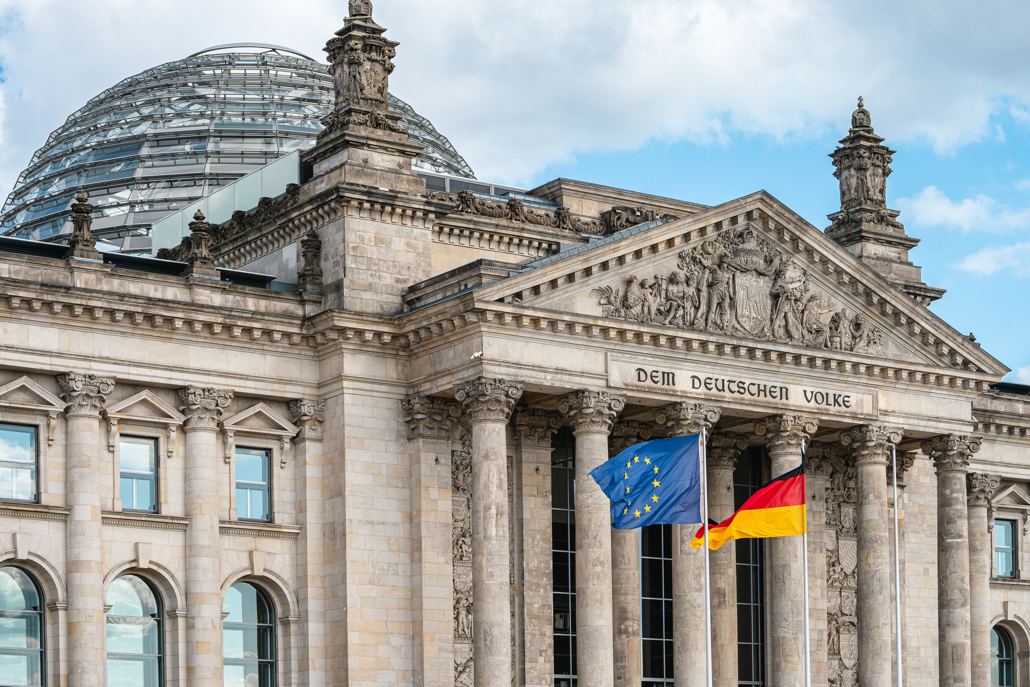 Europa-und Deutschlandflagge vor dem Bundestag