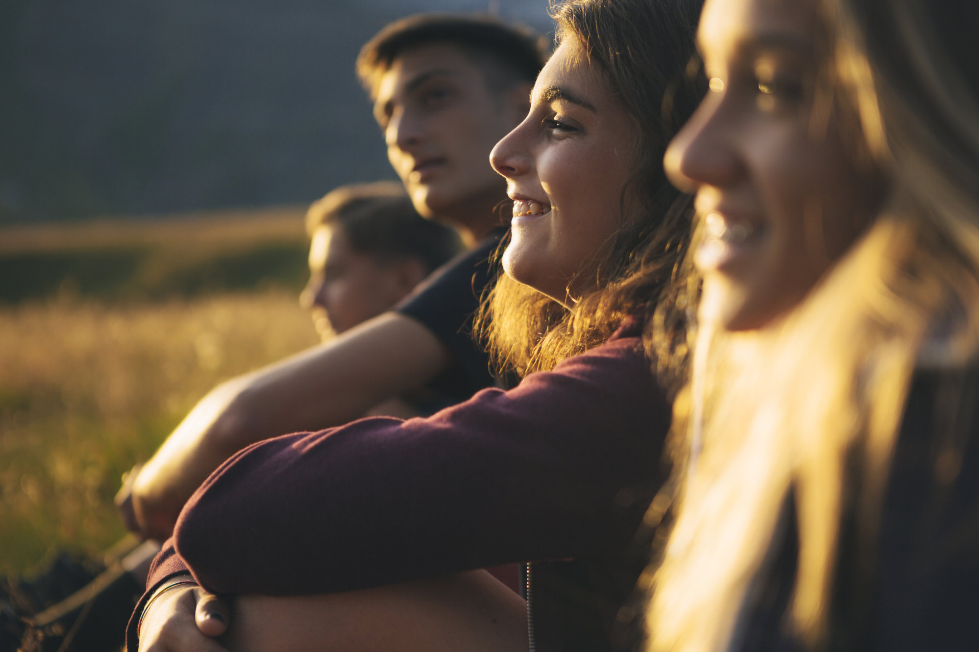 Gruppe Teenager draußen