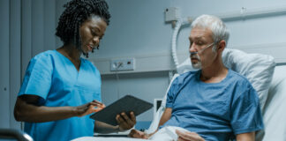 Sachsen-Anhalt: Sozialverbände warnen vor „Kollaps in der Pflege“ Krankenschwester mit Patient