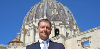 Papst erhält Geschenk aus Sachsen Kretschmer zur Audienz bei Papst Leo XIV
