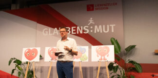 Glaubens:Mut – Zuhören statt Heldentaten „Mission beginnt manchmal nicht mit dem Reden über Gott, sondern damit, dass wir einem Menschen wirklich zuhören“, sagte Dave Jarsetz in seiner Predigt.