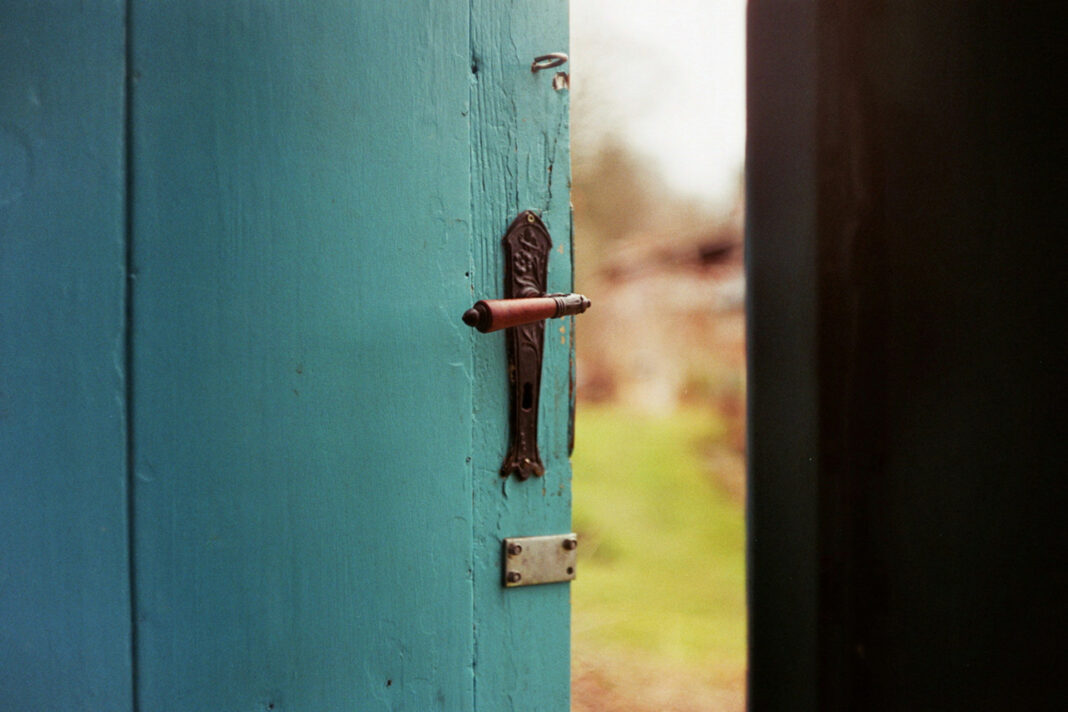 Offene alte Tür