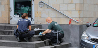 Brandanschlag auf Synagoge Wuppertal Polizisten sichern Spuren an der neuen Synagoge in Wuppertal.
