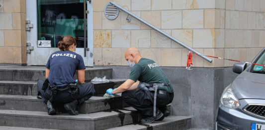 Polizisten sichern Spuren an der neuen Synagoge in Wuppertal.