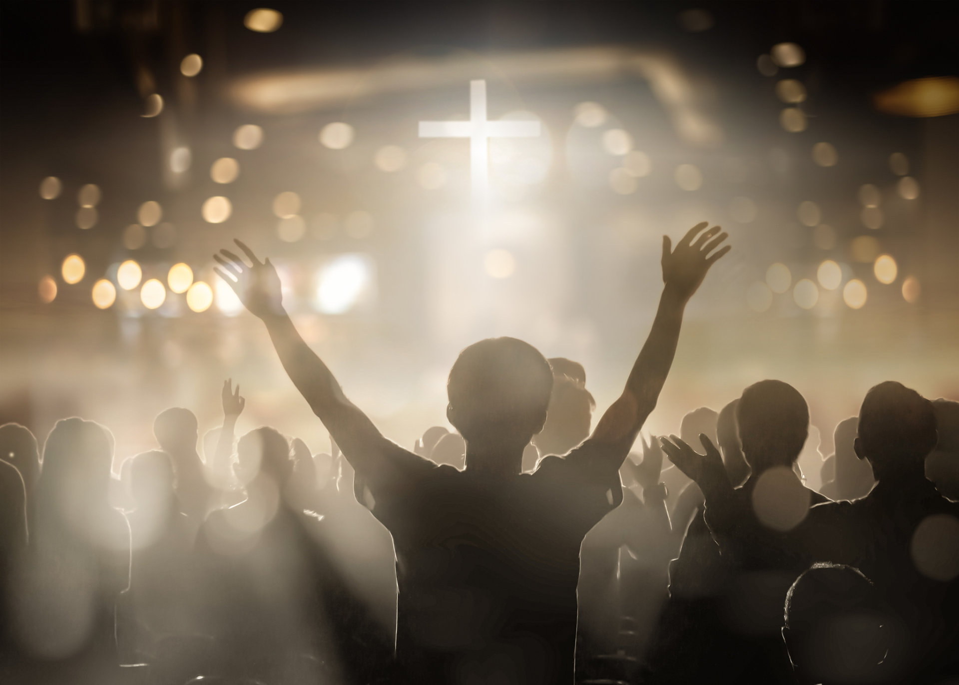 Erhobene Hände bei einem Worship Konzert