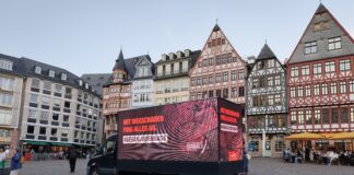 „Wir brauchen beides: Aktivisten und Beter“ Die Organisation Christen an der Seite Israels (CSI) macht mit einer LED-Truck Tour - wie hier in Frankfurt - auf den Kampf gegen Antisemitismus aufmerksam.